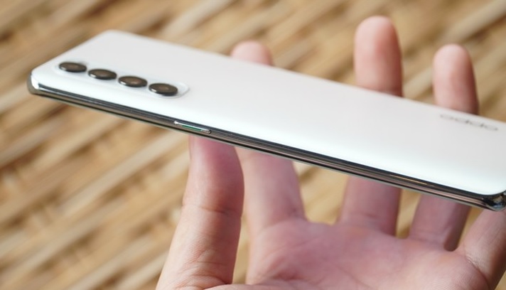 Cạnh phải Reno4 Pro là nút nguồn với chỉ xanh quen thuộc