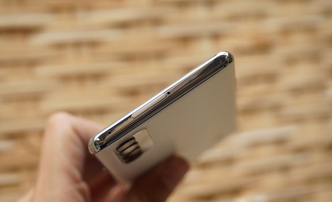 Khe cắm SIM, thẻ nhớ đã được chuyển lên cạnh trên