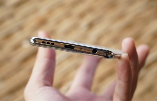 Cạnh dưới Reno4 Pro vẫn có lỗ cắm tai nghe 3.5 mm, cổng sạc USB-C và loa ngoài