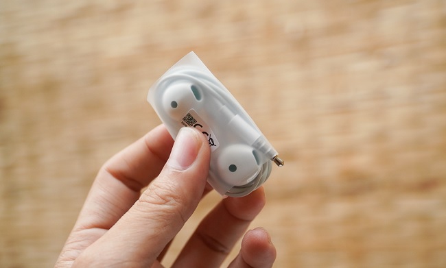 Tai nghe đi kèm máy