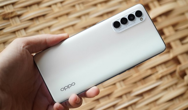 Tương tự như Reno4, mặt lưng của Reno4 Pro cũng được làm bằng chất liệu nhựa, nhưng không hề tạo cảm giác ọp ẹp và còn ít bám dấu vân tay