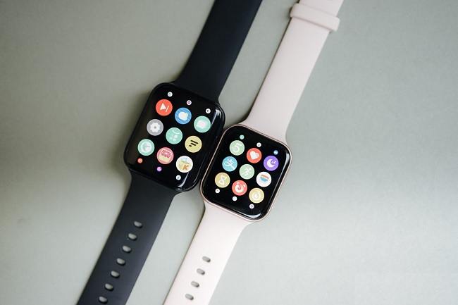 Viền màn hình dưới của cả 2 phiên bản đều dày hơn so với 3 cạnh còn lại