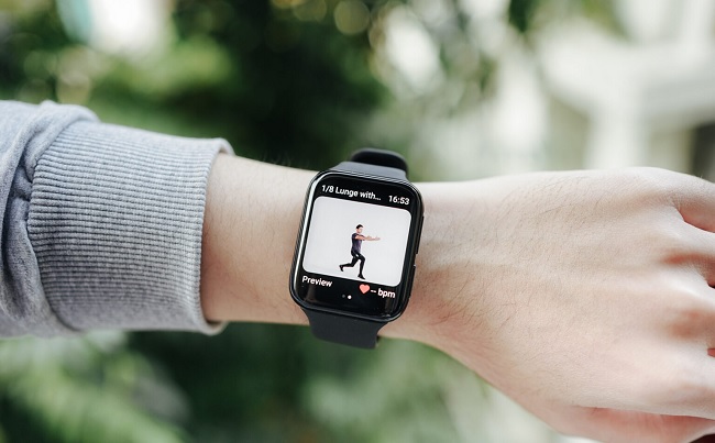 Sở hữu tính năng “Huấn luyện viên” cho phép nó hướng dẫn người dùng từng động tác để luyện tập các bài tập thể dục có sẵn