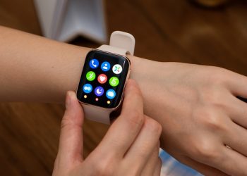 Trên tay OPPO Watch tại Việt Nam: Thiết kế độc đáo cùng  mức giá bán ngang ngửa Apple Watch