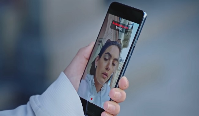 Camera selfie kép kết hợp với 4 camera sau tạo nên một phiên bản tầm trung hoàn hảo