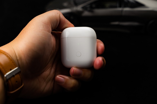 Phía trước case là đèn LED báo hiệu tình trạng pin, trạng thái kết nối và nút pairing