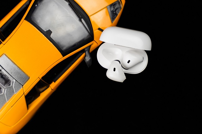 Thiết kế cặp housing tương tự như của Realme Buds Air và AirPods