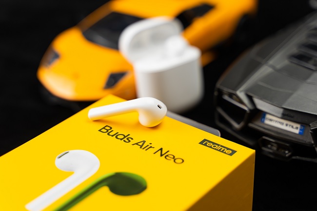 Sau lưng housing được tích hợp cảm biến dùng cho điều hướng cảm ứng, tương tự như Buds Air