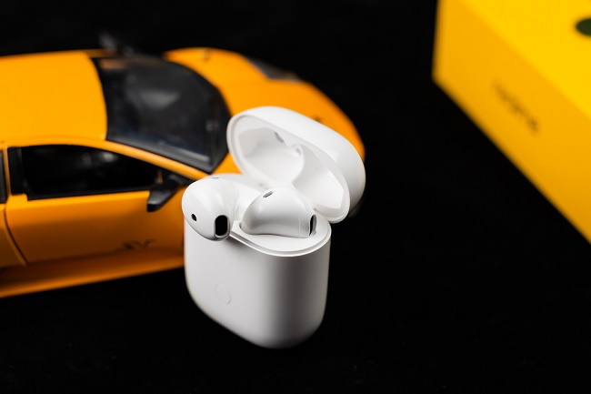 Buds Air Neo không có cảm biến quang, hỗ trợ tính năng tự động dừng nhạc khi lấy tai nghe ra khỏi tai