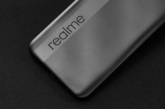 Mặt lưng thiết kế độc đáo, logo realme được in khá to
