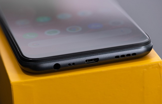 Cạnh dưới máy là vị trí của jack cắm tai nghe 3.5mm, mic, cổng microUSB và loa thoại