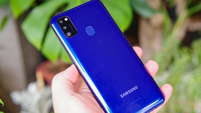 Galaxy M21 dày hơn rất nhiều so với các mẫu smartphone cùng phân khúc