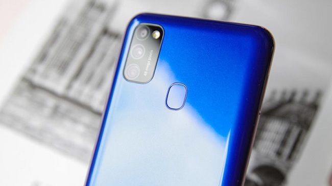 Cảm biến vân tay được đặt ở mặt sau nhằm cắt giảm chi phí khi sản xuất Galaxy M21