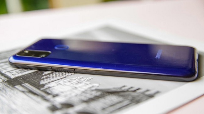 Theo truyền thống, cạnh phải vẫn bố trí nút nguồn và phím tăng giảm âm lượng