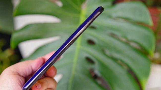 Cạnh trái được bố trí khay SIM