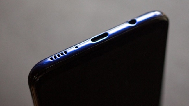 Cạnh đáy gồm: loa ngoài, mic thoại, cổng kết nối USB Type-C, jack tai nghe 3.5mm