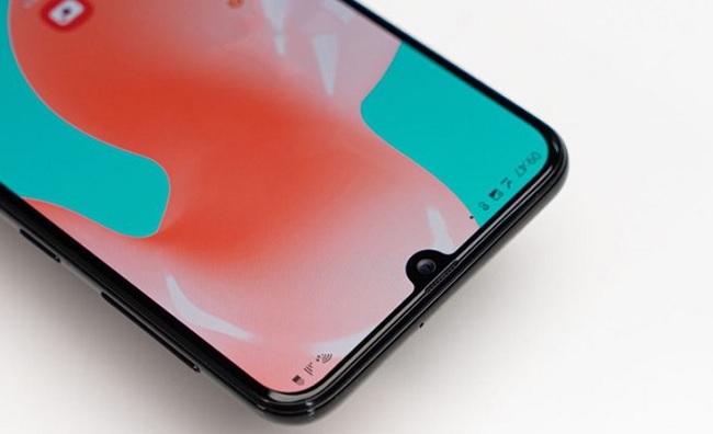 Camera selfie được đặt trong notch hình chữ U