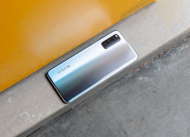 iQOO Z1 5G được trang bị viên pin dung lượng lớn 4.500 mAh, hỗ trợ sạc nhanh 44W