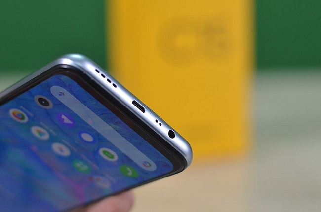 Cạnh dưới của Realme C15 là loa và lỗ cắm sạc