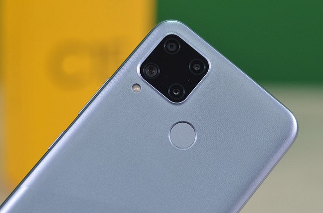 Cụm camera thiết kế vuông vức ấn tượng