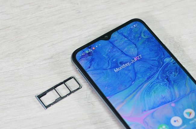 Realme C15 có hỗ trợ khe cắm 3 gồm thẻ nhớ và SIM