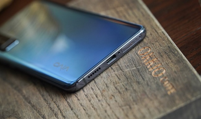 Cạnh dưới là vị trí loa ngoài, cổng USB-C, mic phụ, khay sim và thẻ nhớ