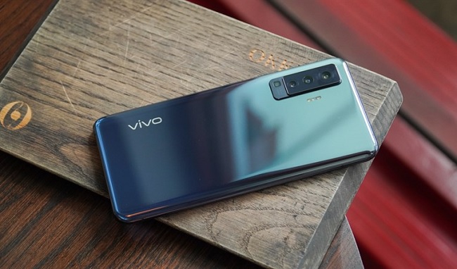 Vivo X50 sở hữu mặt lưng ấn tượng với hiệu ứng chuyển màu gradient, đổi màu ở dưới góc độ ánh sáng khác nhau