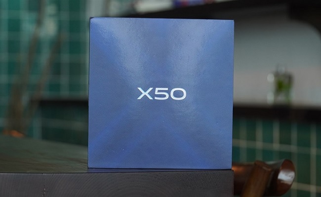 Vivo X50 nằm trong hộp đựng màu xanh khá đơn giản và tên sản phẩm X50 đặt ở chính giữa