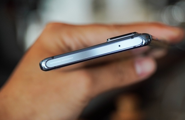 Cạnh trên là micro