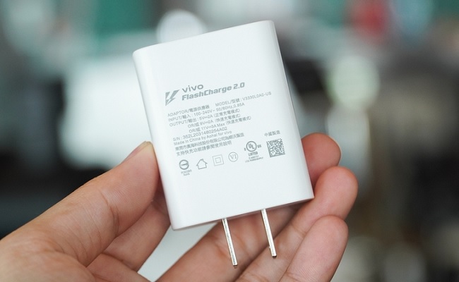 Củ sạc màu trắng công suất 33W