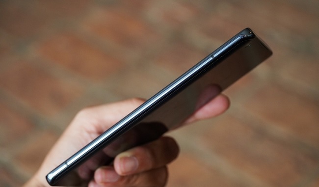 Trên tay Vivo X50 Pro với cạnh viền mỏng