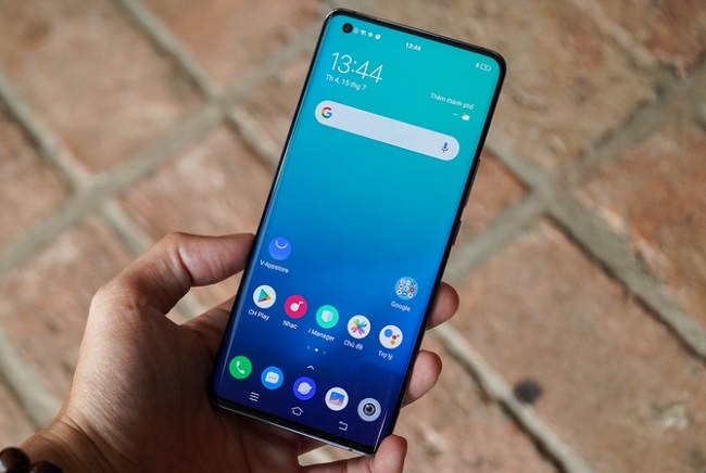 Mặt trước là “nốt ruồi” nhỏ xinh cùng cạnh viền mỏng