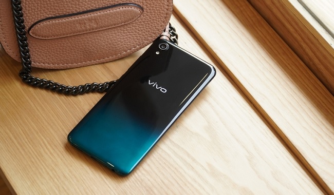 Mặt lưng Vivo Y1s có hiệu ứng bắt mắt