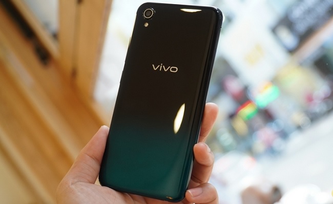 Trên tay Vivo Y1s nhẹ rất phù hợp với các bạn gái