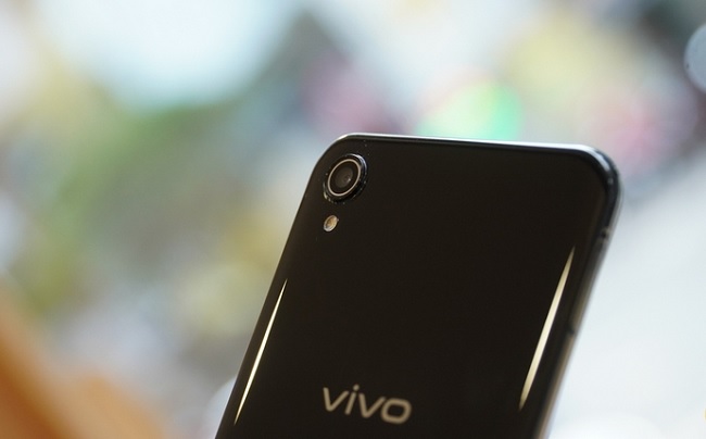 Camera đơn phía lưng khá đơn giản