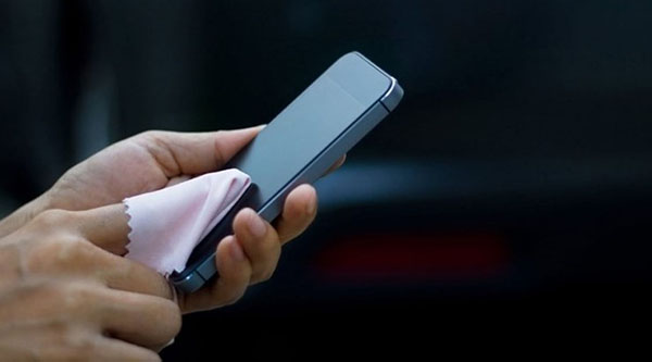 Vệ sinh màn hình khỏi vân tay