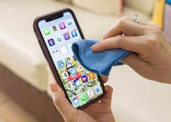 Lau màn hình để loại bỏ phấn trang điểm