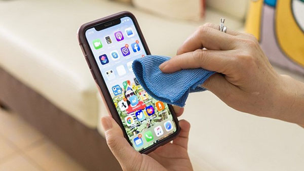 Lau màn hình để loại bỏ phấn trang điểm