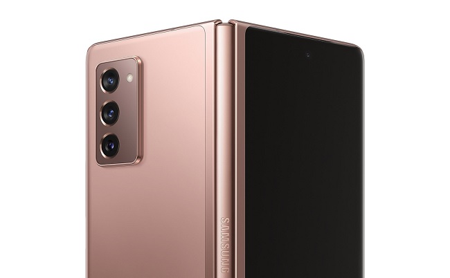 Bản lề của Galaxy Z Fold 2 5G cũng được cải tiến trông chắc chắn và đẹp hơn