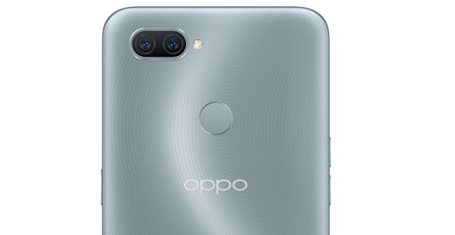 Cụm camera kép được đặt nằm ngang và 1 đèn flash bên cạnh