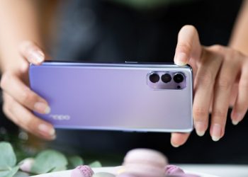 Trên tay OPPO Reno4 màu Tím Khói