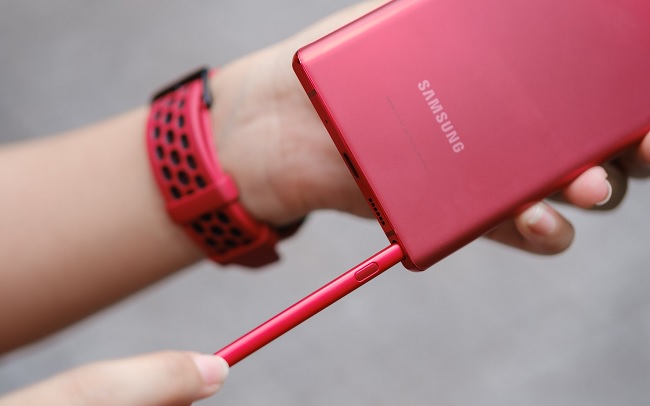 Bút S-Pen thần thánh cũng được thiết kế màu đỏ nhìn tone sur tone