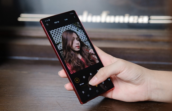 Camera chụp ảnh sắc nét và có tích hợp sẵn chế độ làm đẹp