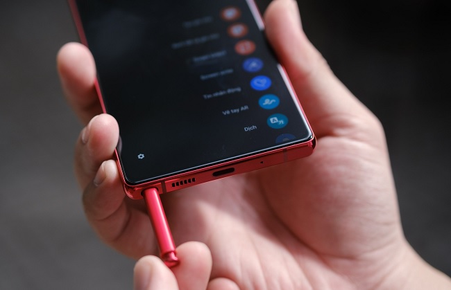 Phía dưới máy là vị trí của bút S-Pen, mic thoại, cổng type-C, loa ngoài