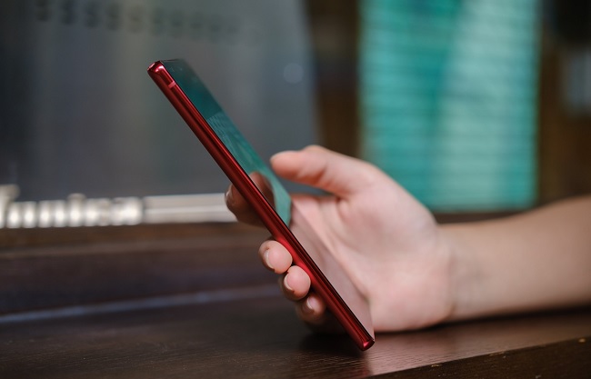 Cạnh bên được làm trơn giúp cầm nắm dễ dàng