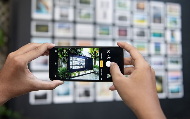 Camera góc rộng lên tới 120 độ giúp mọi chi tiết đều được gói gọn trong bức hình