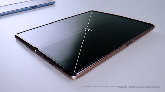 Màn hình chính có kích thước 7.6 inch khi mở ra