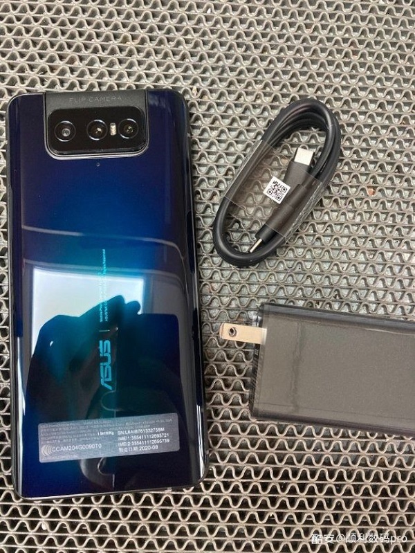 Mặt lưng ASUS Zenfone 7 được làm từ kính bóng bảy