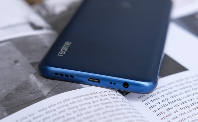 Cạnh dưới có chứa jack cắm tai nghe, cổng kết nối và loa