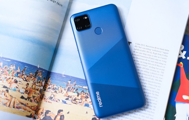Mặt lưng Realme C12 có họa tiết khối hình học